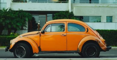 Foto de un Wolkswagen escarabajo viejo ( Símbolo de la habilidad de Ahorrar) aparcado en una ciudad cualquiera. auladefinanzaspersonales.com